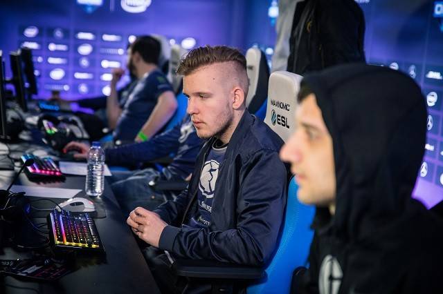 银河的独特技能，圣僧，在团队战中踢了元神，一击杀死阿卡丽，赢回了一局