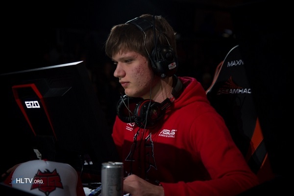 T1打野Oner姐姐晒照：艺术展上妈妈帮我拍的照片